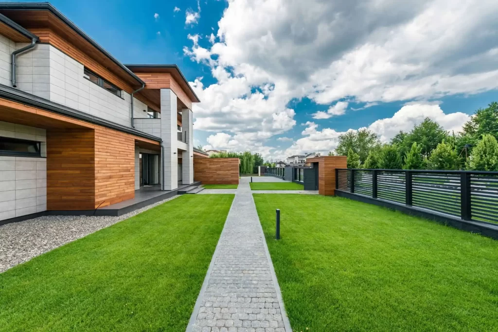 Residential Home with An Aluminum Fence